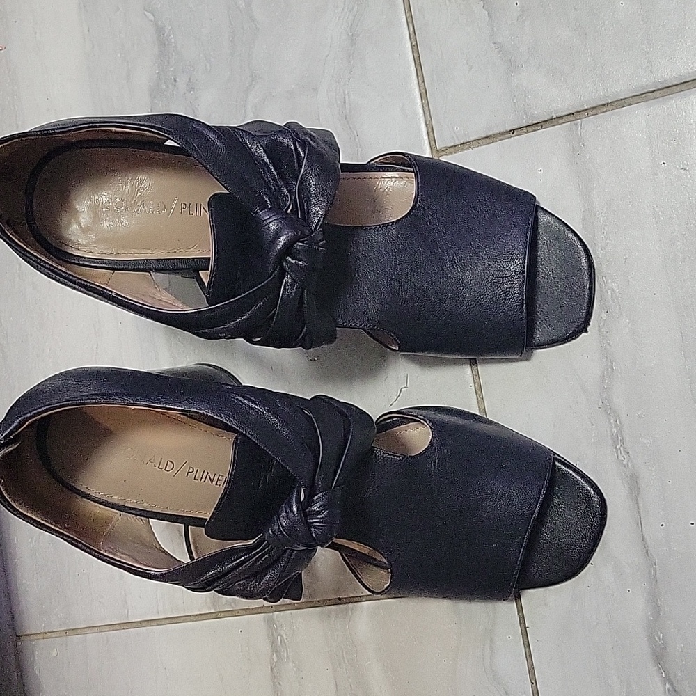 Donald J. Pliner Block Heeled Opened Toe Zipped Navy Shoes SZ 10M